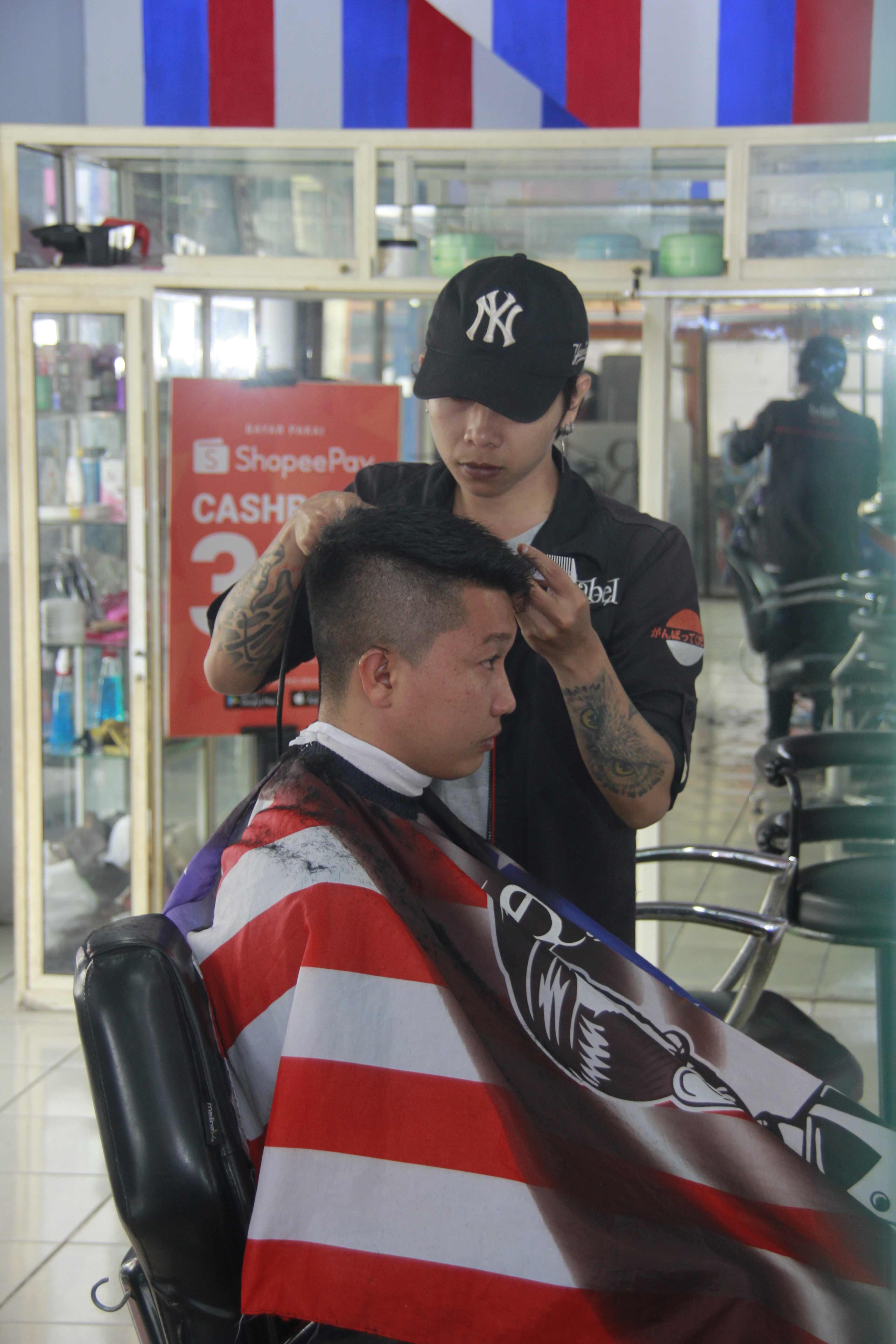 Jasa Barbershop Di Kelurahan Karangbesuki Murah